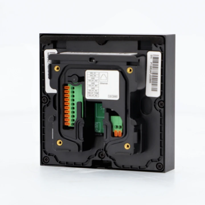 A01 to terminal kontroli dostępu oparty na protokole IP, który łączy kontroler drzwi i czytnik kart w jednym urządzeniu. Obsługuje karty RFID i dostęp mobilny za pośrednictwem NFC, oferując użytkownikom elastyczność w zakresie opcji otwierania