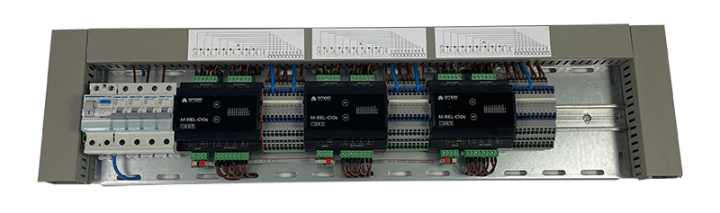 Segment przekaźnikowy Ampio iF-SEG-3REL10 przygotowany do instalacji w rozdzielnicy iF-130. Segment zawiera zestaw aparatury modułowej oraz moduły przekaźnikowe M-REL-C10s, w sumie 30 inteligentnych wyjść przekaźnikowych